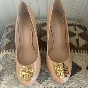 Tory Burch Light Tan Patent Leather Logo Pumps with Gold Hardware size 5.5
